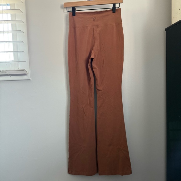 Aritzia TNA Small Butter Cheeky Flare Leggings Criss Cross Waist Stretch Tan - Picture 4 of 7